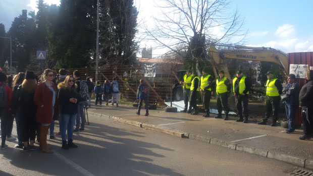 БРУКА У БАРУ: После 80 столетних чемпреса, због вртића срушени и амфитеатри 